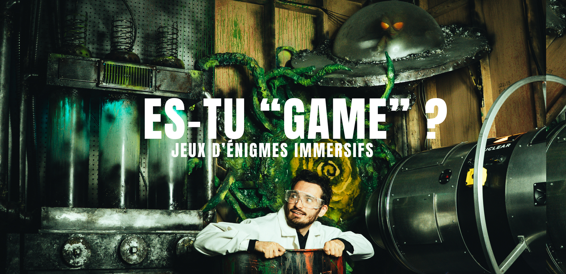 Scientifique en blouse blanche sortant d’une poubelle dans le garage, entouré d’aliens, scène tirée de la salle M. Newton d’A Double Tour.