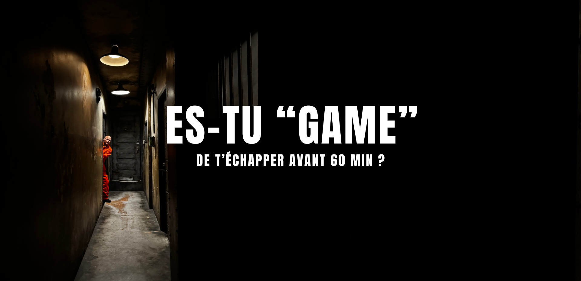 Long couloir sombre avec des cellules et des barreaux, montrant un prisonnier en tenue orange en train de s’échapper, scène tirée de la salle La Grande Évasion d’A Double Tour.